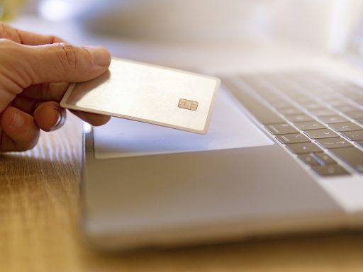 Webshophouder controleert betalingsgegevens op laptop om fraude te herkennen