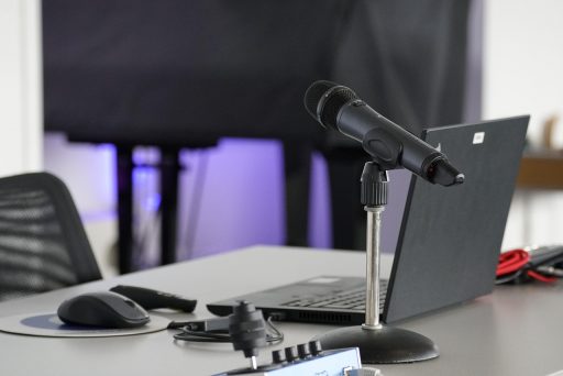 Persoon die een webshop opzet op een laptop