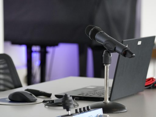 Persoon die een webshop opzet op een laptop