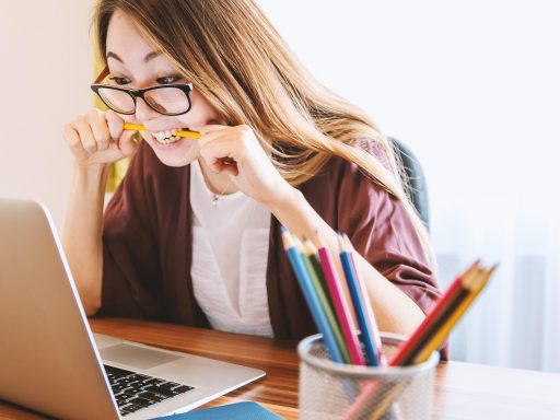 Persoon die internetsnelheid test op een laptop via een netwerkkabel