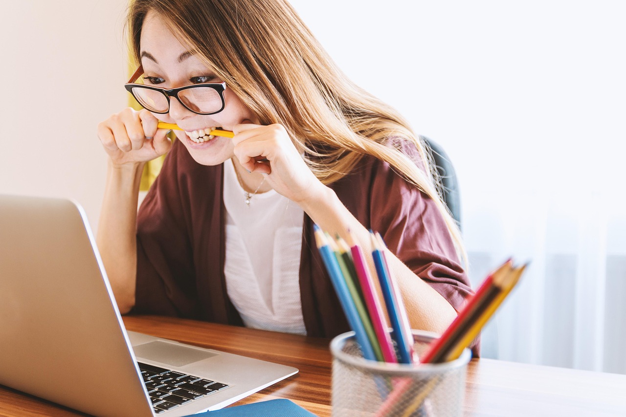 Persoon die internetsnelheid test op een laptop via een netwerkkabel
