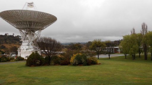 Satellietschotel op het dak van een huis in een landelijke omgeving
