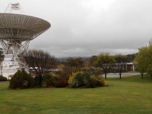Satellietschotel op het dak van een huis in een landelijke omgeving