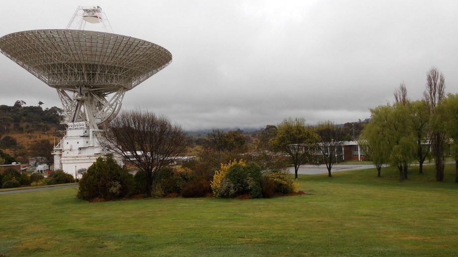 Satellietschotel op het dak van een huis in een landelijke omgeving