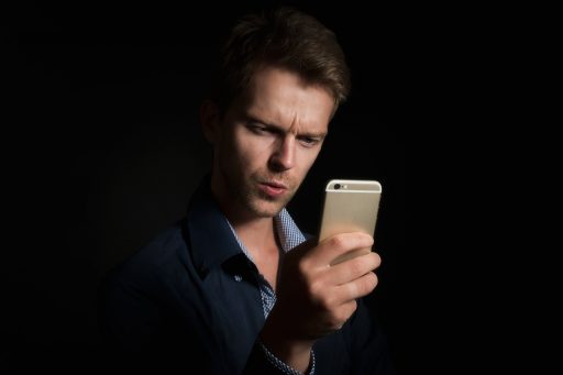 Persoon die op een smartphone een zoekopdracht uitvoert met AI-assistent