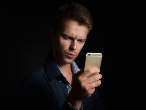 Persoon die op een smartphone een zoekopdracht uitvoert met AI-assistent