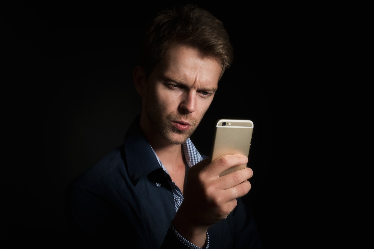 Persoon die op een smartphone een zoekopdracht uitvoert met AI-assistent
