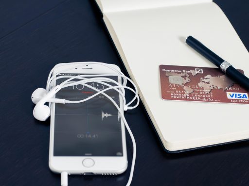 Een e.dentifier apparaatje naast een smartphone met een bankieren-app op het scherm