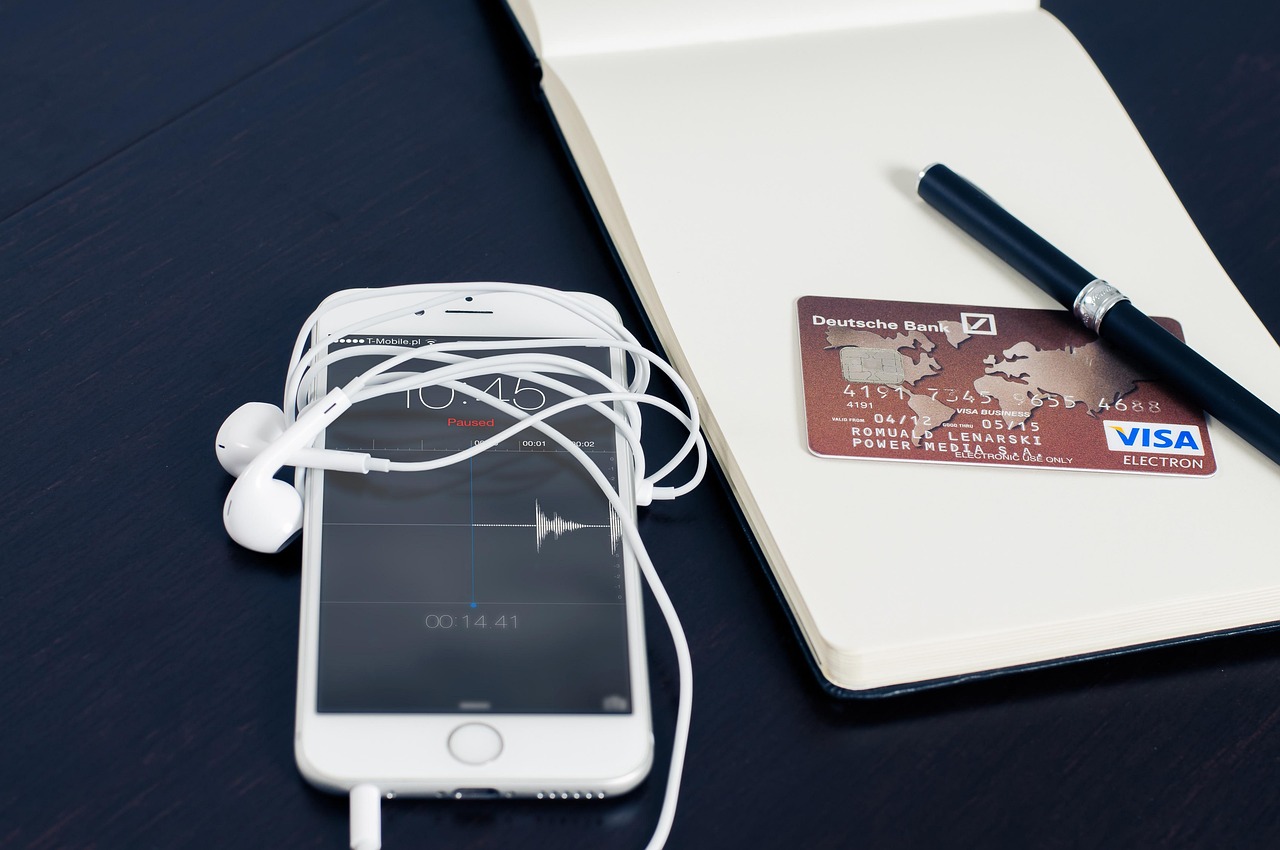Een e.dentifier apparaatje naast een smartphone met een bankieren-app op het scherm