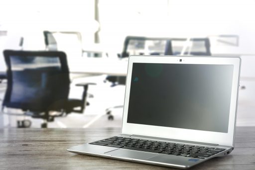 Medewerker logt in op AFAS via laptop op kantoor