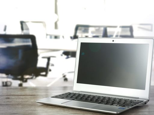 Medewerker logt in op AFAS via laptop op kantoor