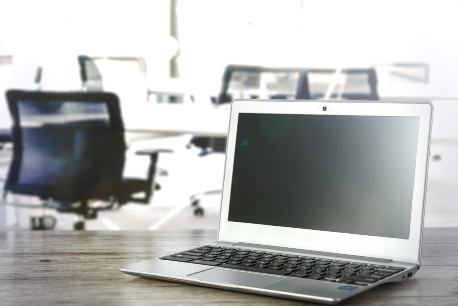 Medewerker logt in op AFAS via laptop op kantoor