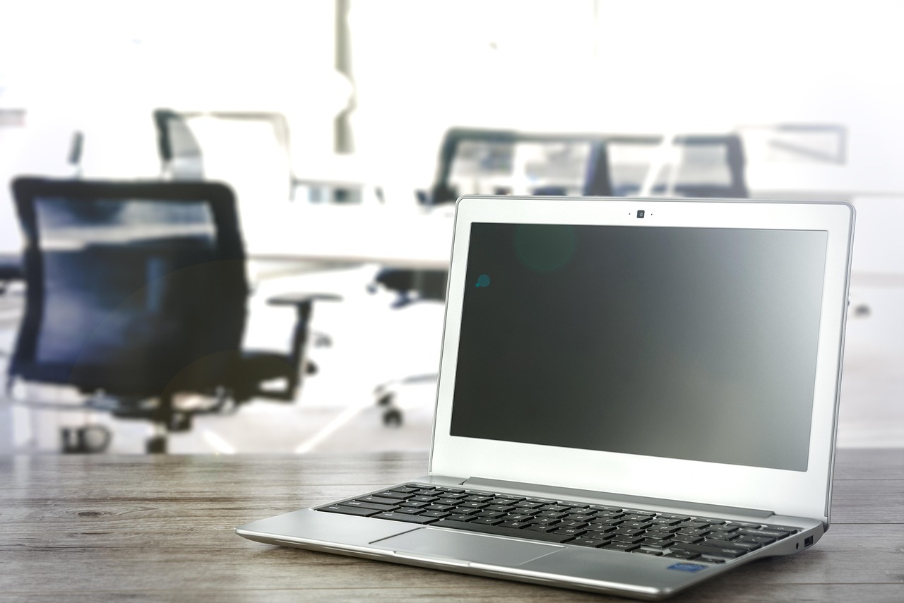 Medewerker logt in op AFAS via laptop op kantoor