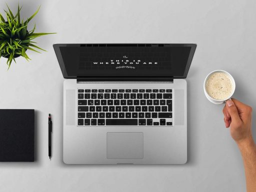 Persoon die voor het eerst crypto koopt op een laptop