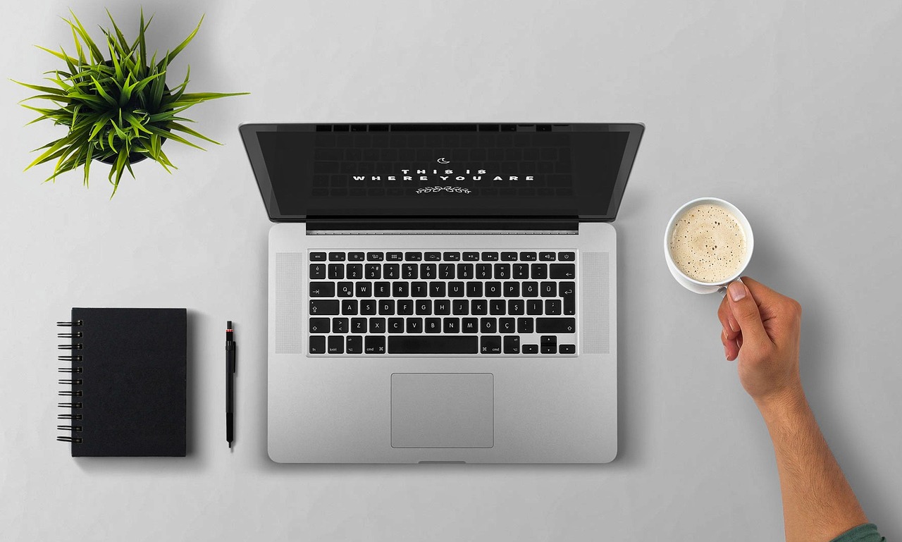 Persoon die voor het eerst crypto koopt op een laptop