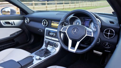 Drie Duitse auto's naast elkaar in een moderne showroom