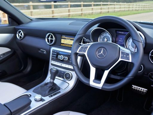 Drie Duitse auto's naast elkaar in een moderne showroom