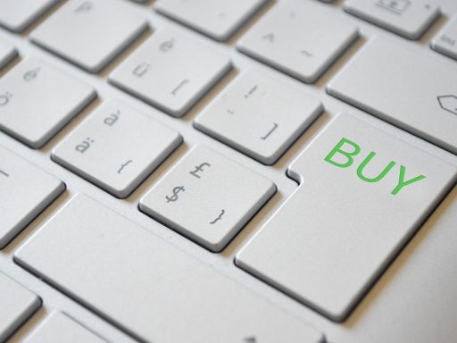 Persoon die een aankoop afrondt in een webshop op een laptop