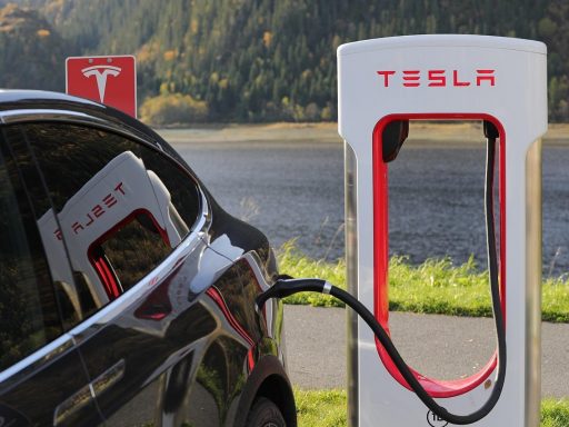 Elektrische auto die oplaadt via een wallbox op de oprit van een woonhuis