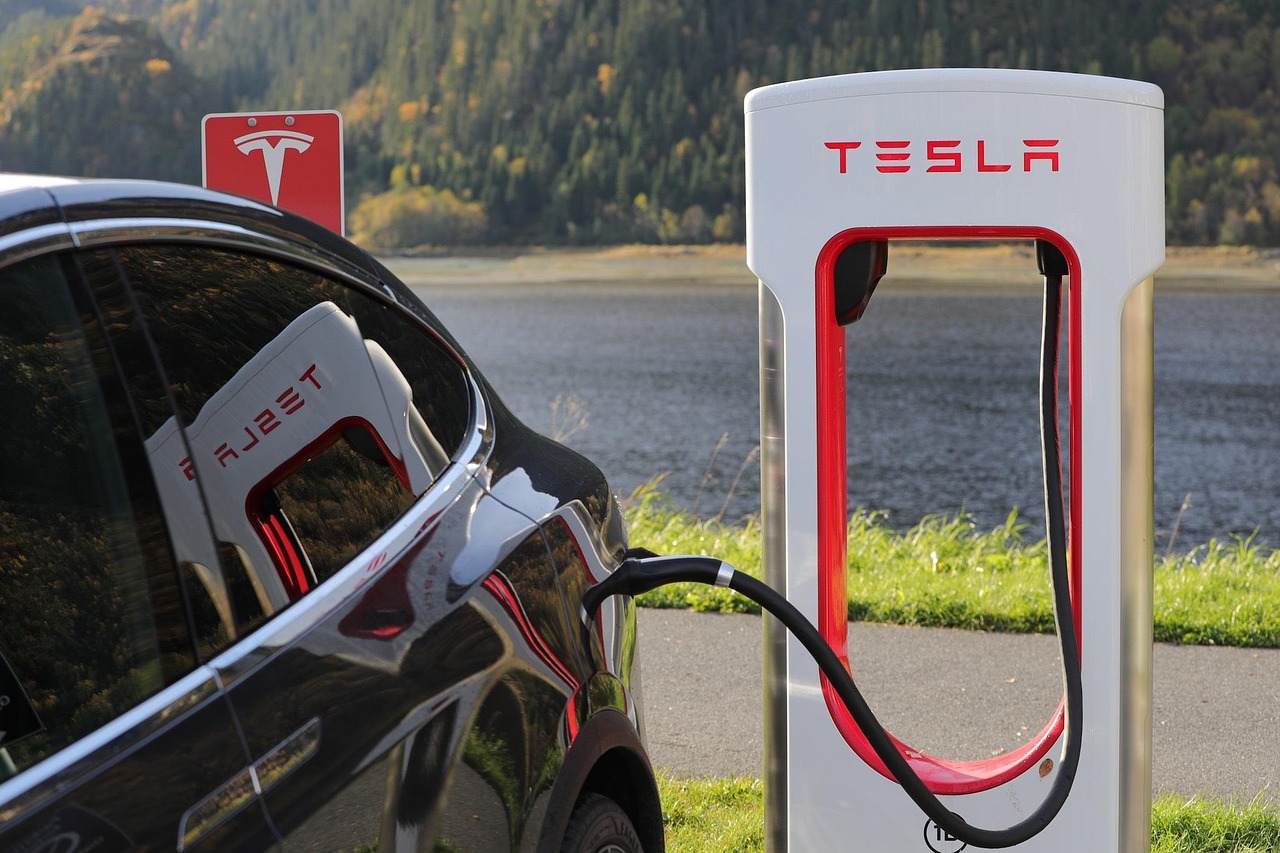 Elektrische auto die oplaadt via een wallbox op de oprit van een woonhuis