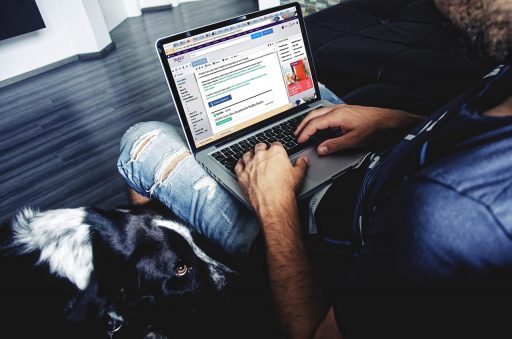Persoon die inlogt bij Gmail op een laptop