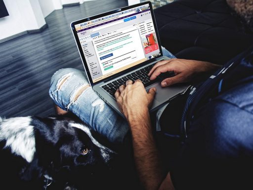 Persoon die inlogt bij Gmail op een laptop