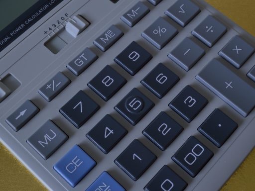 Persoon die thuis zijn maandbudget berekent voordat hij gaat investeren in Bitcoin