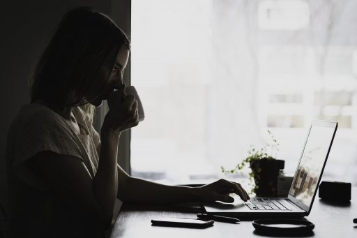 Iemand logt in op een e-mailaccount via een laptop