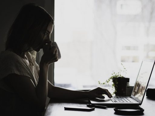 Iemand logt in op een e-mailaccount via een laptop