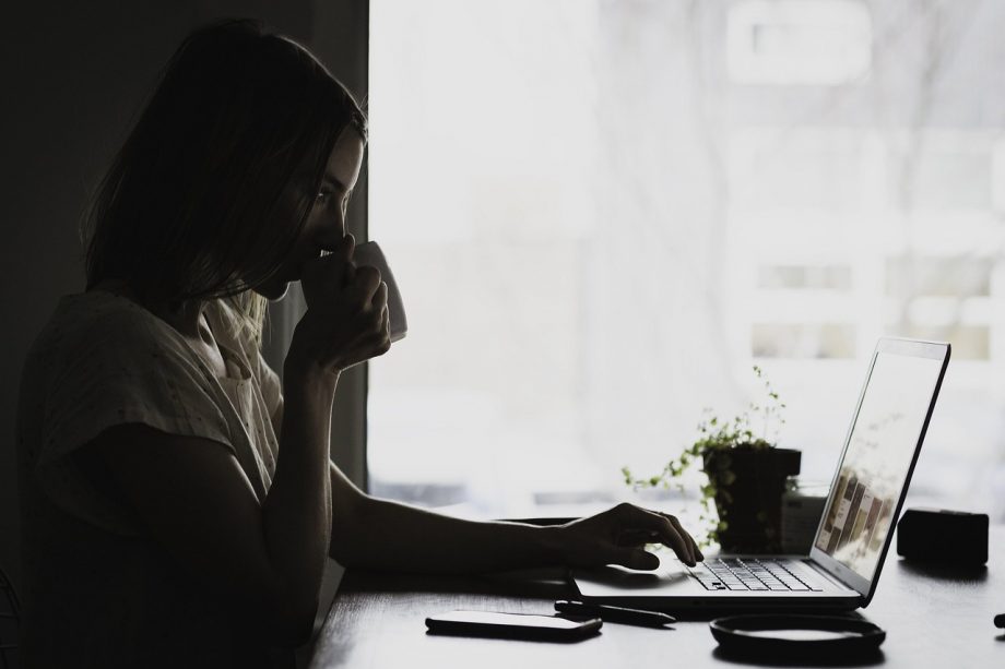 Iemand logt in op een e-mailaccount via een laptop