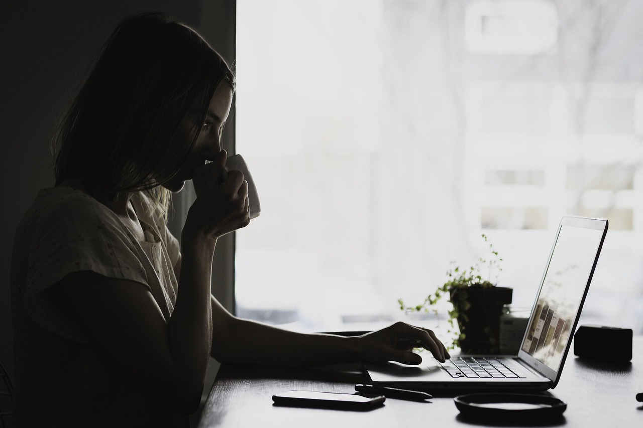 Iemand logt in op een e-mailaccount via een laptop