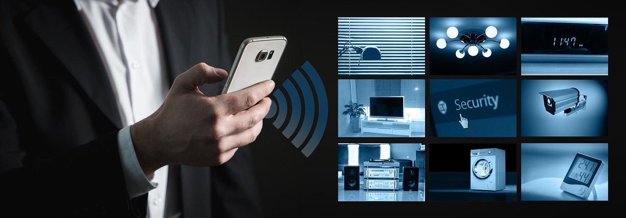Smarthome apparaat naast een wifi-router op een bureau