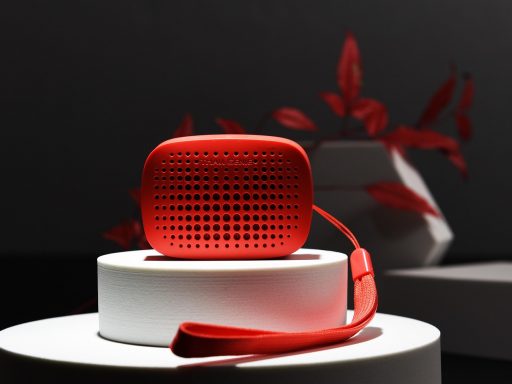 Slimme speaker op een tafel in een woonkamer als onderdeel van een smarthome-installatie