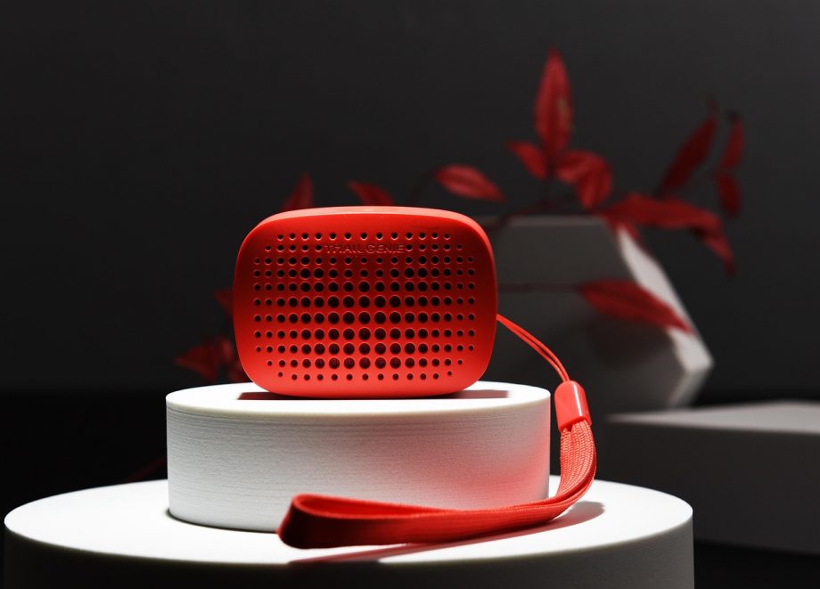 Slimme speaker op een tafel in een woonkamer als onderdeel van een smarthome-installatie