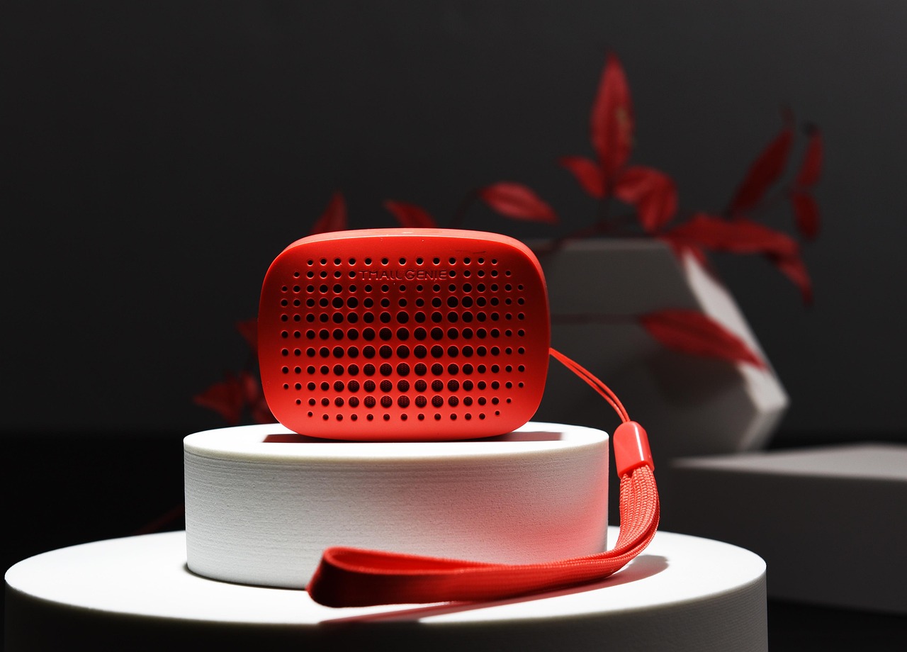 Slimme speaker op een tafel in een woonkamer als onderdeel van een smarthome-installatie