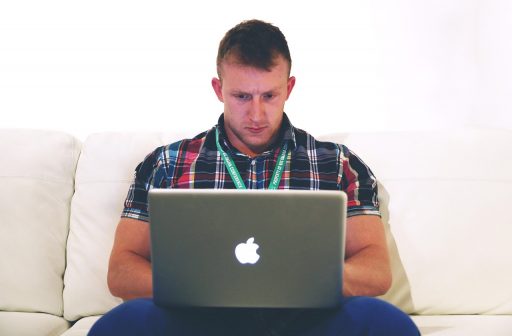 Persoon die een WW-uitkering aanvraagt via de laptop vanuit huis