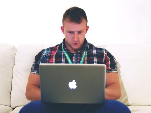 Persoon die een WW-uitkering aanvraagt via de laptop vanuit huis