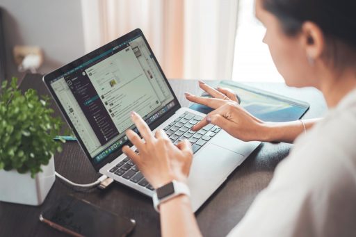 Ondernemer aan bureau controleert zakelijke internetverbinding op laptop