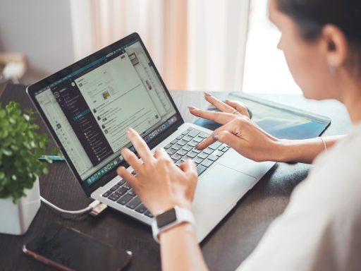 Ondernemer aan bureau controleert zakelijke internetverbinding op laptop