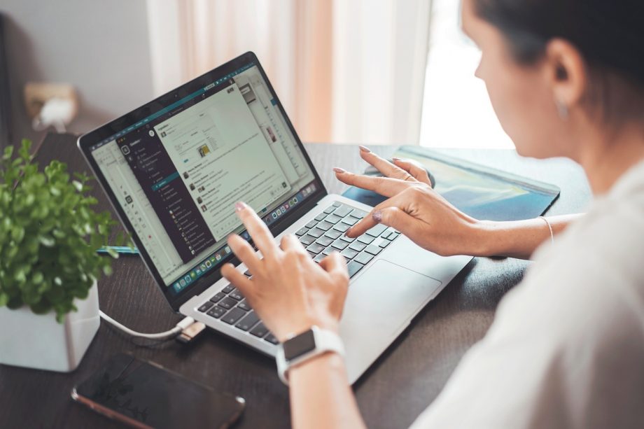 Ondernemer aan bureau controleert zakelijke internetverbinding op laptop