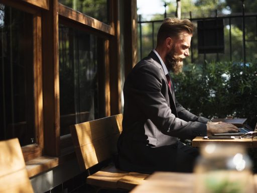 Persoon die inlogt op een website via een laptop