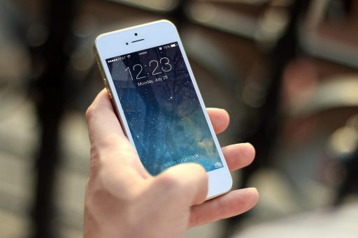 Smartphone met een geblokkeerd inlogscherm, symbool voor een DigiD-probleem