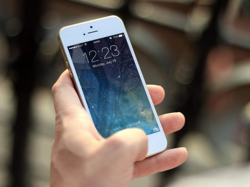 Smartphone met een geblokkeerd inlogscherm, symbool voor een DigiD-probleem