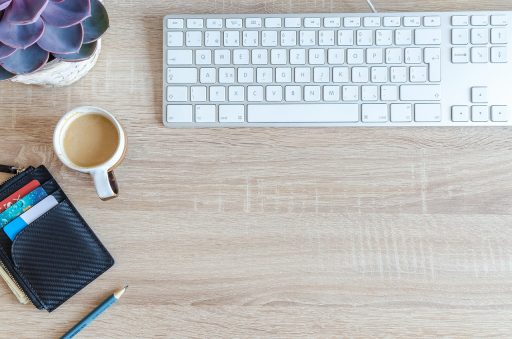 Een Ledger en Trezor hardware wallet op een bureau naast een laptop, klaar voor installatie