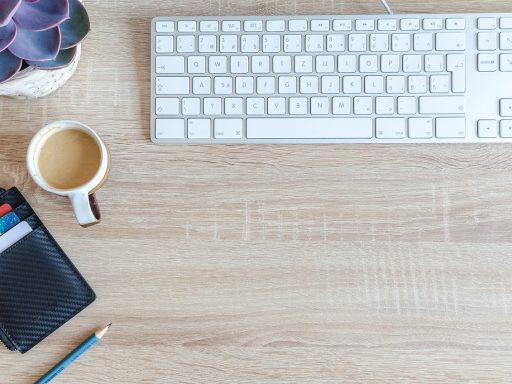 Een Ledger en Trezor hardware wallet op een bureau naast een laptop, klaar voor installatie