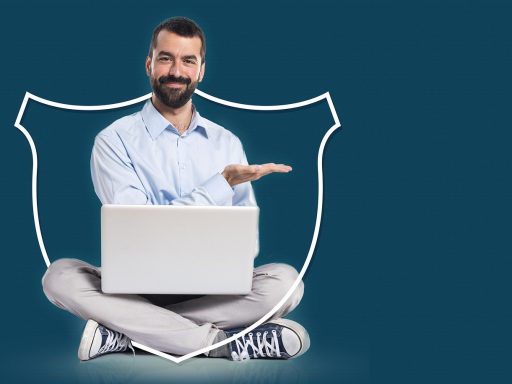 Persoon die veilig inlogt op laptop met aandacht voor accountbeveiliging