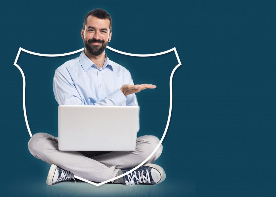 Persoon die veilig inlogt op laptop met aandacht voor accountbeveiliging