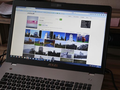 Laptop met WordPress-dashboard open op een bureau