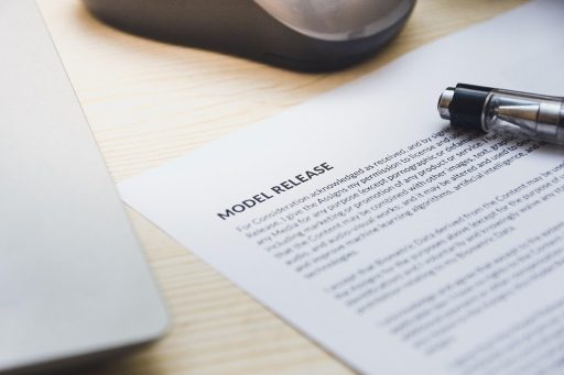 Zzp'er die een webdesign offerte doorleest aan een bureau