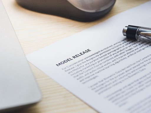 Zzp'er die een webdesign offerte doorleest aan een bureau